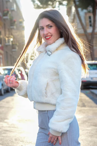 Joven mujer riendo con chaqueta blanca — Foto de Stock