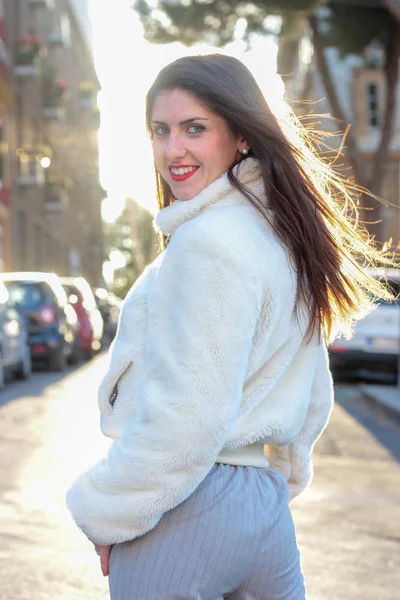 Jovem mulher rindo com jaqueta branca — Fotografia de Stock