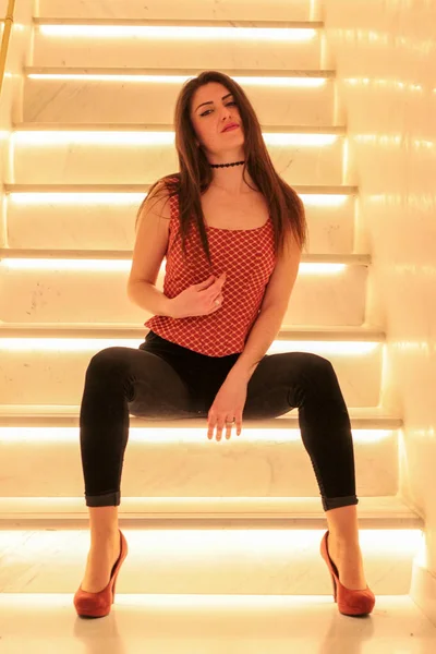 Flicka på upplyst trappa — Stockfoto