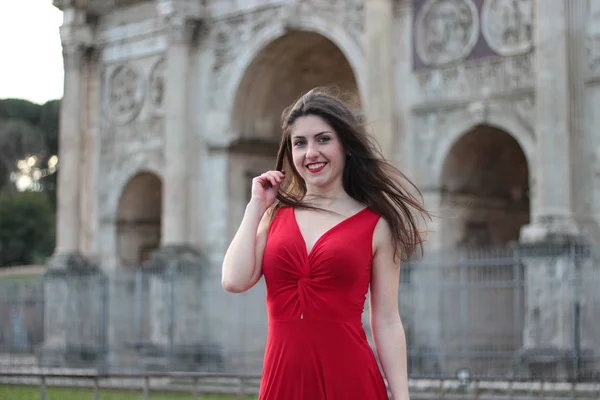 Menina bonita em vestido vermelho na frente do Coliseu, Roma, Ital — Fotografia de Stock