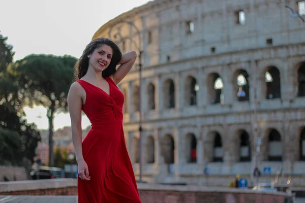 Красивая девушка в красном платье перед Колизеем, Рим, Итал — стоковое фото