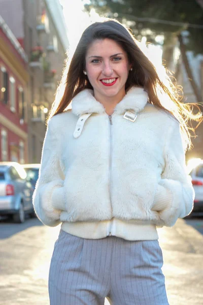 Beyaz ceket ile genç gülüyor kadın