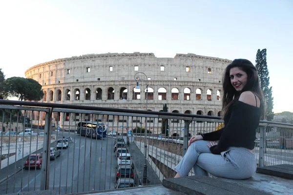 Cestování po Itálii-mladá žena turistka na Coliseum v Římě. — Stock fotografie