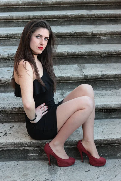 タイトな黒のドレスで若い女性 — ストック写真