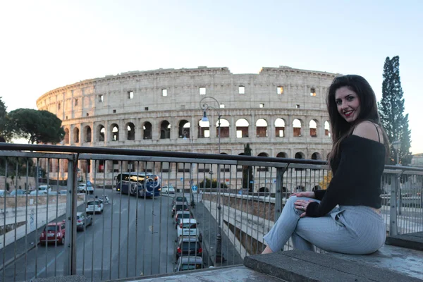 Cestování po Itálii-mladá žena turistka na Coliseum v Římě. — Stock fotografie