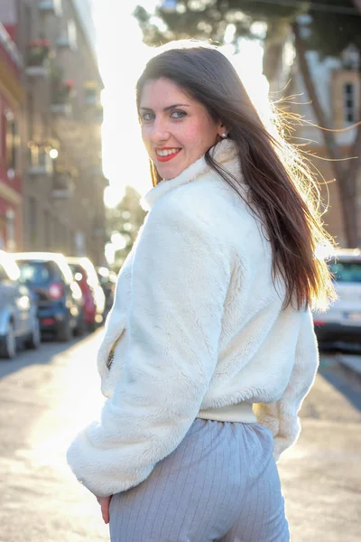 Jonge lachende vrouw met witte jas — Stockfoto