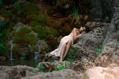 Nehirde poz veren güzel bir kız. Peri masalı hikayesi. Doğal havuz su