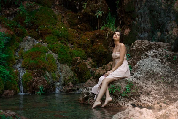 Schönes Mädchen posiert im Fluss. Märchenhafte Geschichte. Naturschwimmbecken — Stockfoto