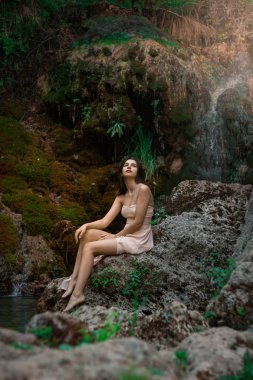 Nehirde poz veren güzel bir kız. Peri masalı hikayesi. Doğal havuz su