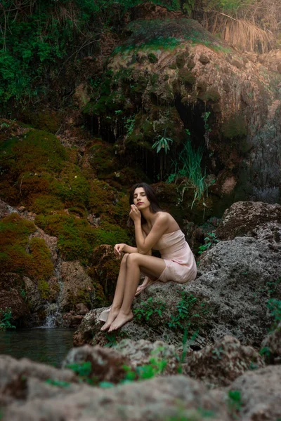 Nehirde poz veren güzel bir kız. Peri masalı hikayesi. Doğal havuz su