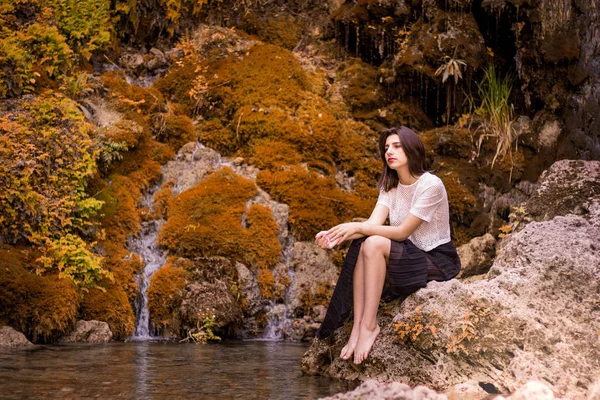 Hermosa chica posando en el río, bosque de hadas rápido en otoño. Sé —  Fotos de Stock