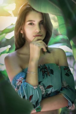 Bir yağmur ormanında seksi genç esmer güzellik 