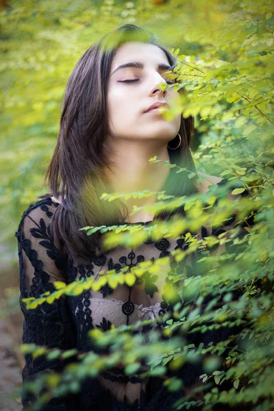 Sexy junge brünette Schönheit in einem Regenwald — Stockfoto