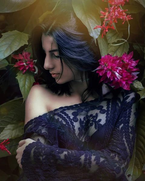 Bir yağmur ormanında seksi genç esmer güzellik 