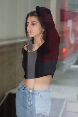 Pencereden bakan güzel ve seksi bir kızın portresi