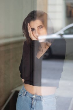 Pencereden bakan güzel ve seksi bir kızın portresi