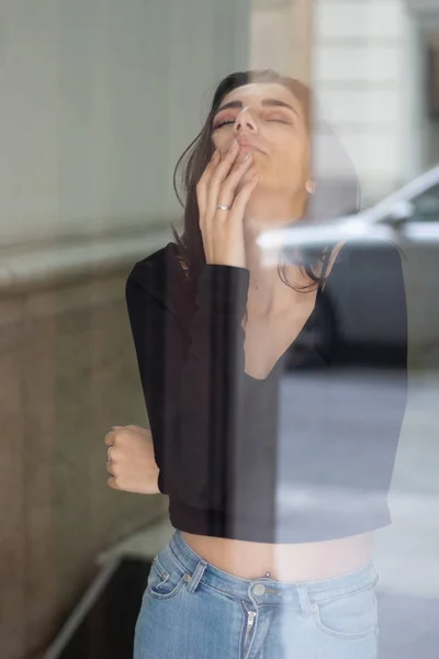 Портрет красивой и сексуальной девушки, смотрящей в окно — стоковое фото