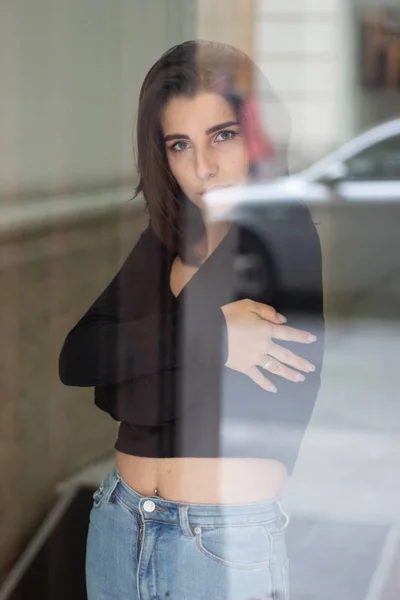 Πορτραίτο ενός όμορφου και σέξι κοριτσιού που κοιτάζει μέσα από ένα παράθυρο — Φωτογραφία Αρχείου