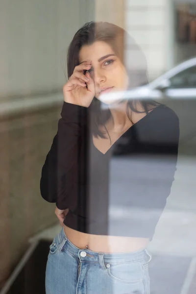 Portrét krásné a sexy dívky, která se dívá oknem — Stock fotografie
