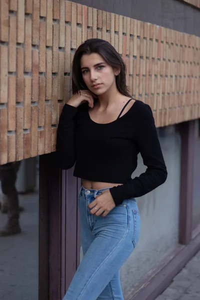 Hipster menina bonita vestindo t-shirt em branco e jeans posando ag — Fotografia de Stock