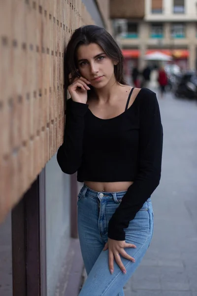 Hipsterová krásná dívka nosí prázdné tričko a džíny, které představují AG — Stock fotografie