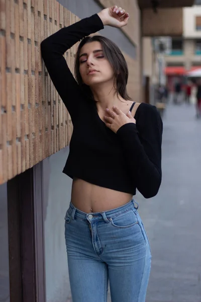 Hipster menina bonita vestindo t-shirt em branco e jeans posando ag — Fotografia de Stock