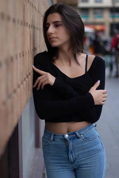 Hipsterová krásná dívka nosí prázdné tričko a džíny, které představují AG — Stock fotografie