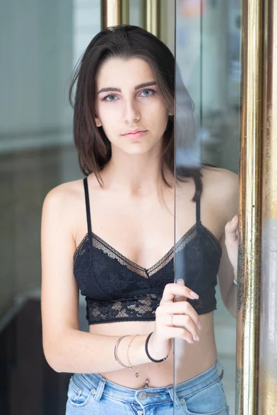Porträt eines schönen und sexy Mädchens, das durch eine elegante lizenzfreie Stockbilder