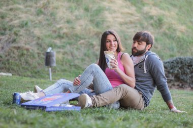 Kebap ile gülümseyen esmer kız