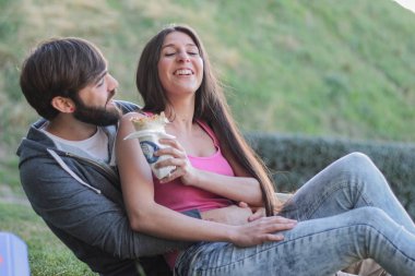 Kebap ile gülümseyen esmer kız