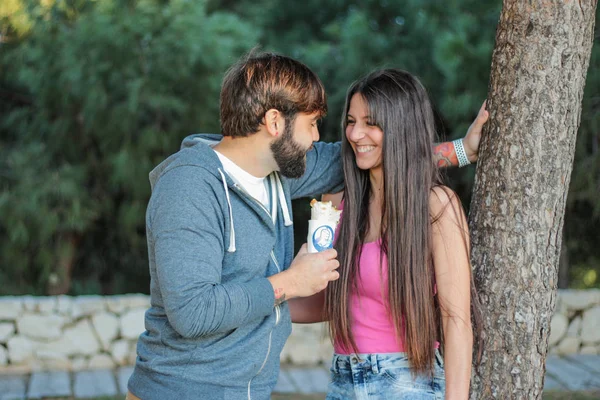 Sourire fille brune avec kebab — Photo