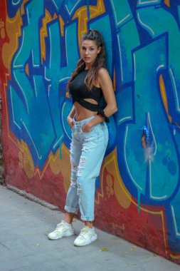 Trendy güzel uzun saçlı genç model grafiti geri poz