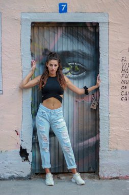 Trendy güzel uzun saçlı genç model grafiti geri poz