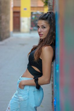 Trendy güzel uzun saçlı genç model grafiti geri poz