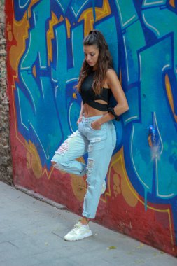Trendy güzel uzun saçlı genç model grafiti geri poz