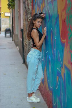 Trendy güzel uzun saçlı genç model grafiti geri poz