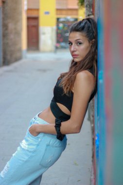 Trendy güzel uzun saçlı genç model grafiti geri poz