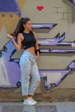 Trendy güzel uzun saçlı genç model grafiti geri poz