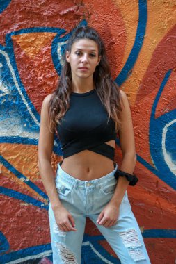 Trendy güzel uzun saçlı genç model grafiti geri poz