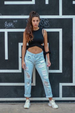 Trendy güzel uzun saçlı genç model grafiti geri poz