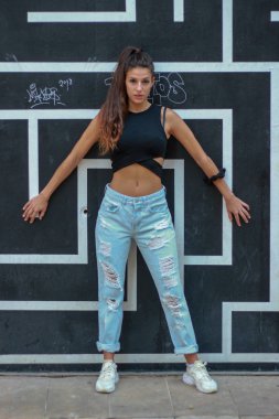 Trendy güzel uzun saçlı genç model grafiti geri poz