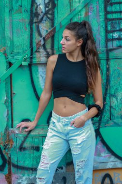 Trendy güzel uzun saçlı genç model grafiti geri poz