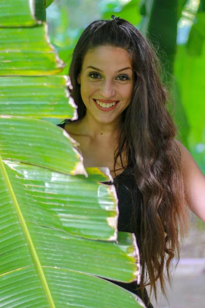 Retrato de mujer joven y hermosa con piel lisa perfecta i — Foto de Stock