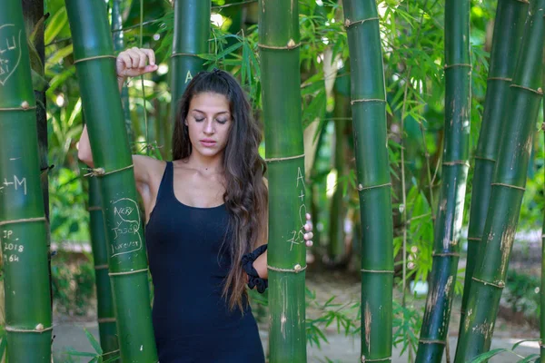 Modeporträt der schönen Frau. Bambuswald — Stockfoto