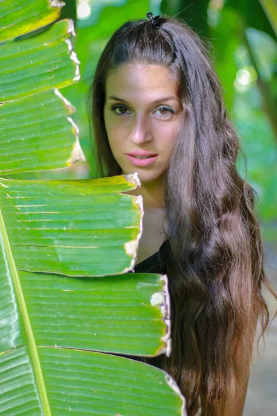 Portret van jonge en mooie vrouw met perfecte gladde huid i — Stockfoto