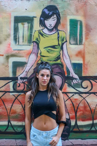 Trendy güzel uzun saçlı genç model grafiti geri poz