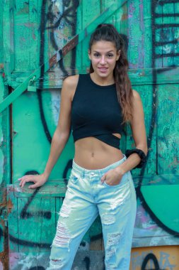 Trendy güzel uzun saçlı genç model grafiti geri poz