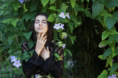 Bir yağmur ormanında seksi genç esmer güzellik 