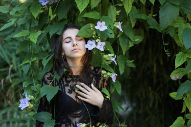 Bir yağmur ormanında seksi genç esmer güzellik 