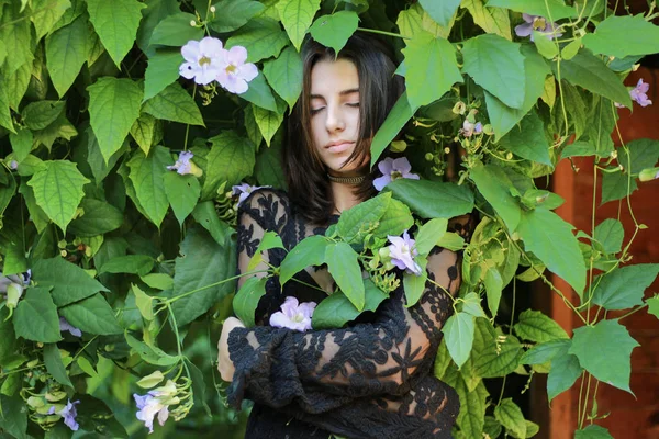 Bir yağmur ormanında seksi genç esmer güzellik 